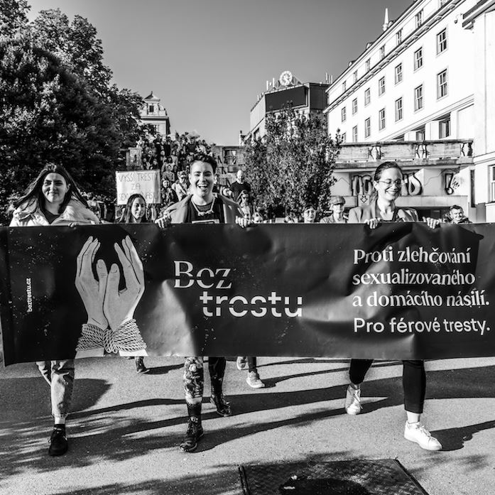 „Není to jen ženské téma.“ Mladí lidé protestují. Fotoreportáž Jany Plavec z pochodu proti nízkým trestům pro násilníky