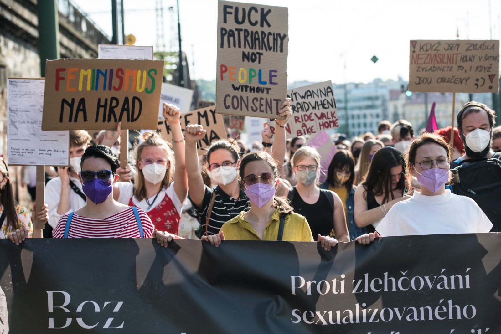 OBRAZEM: ‚Ne znamená ne.‘ V Praze lidé demonstrovali proti zlehčování sexuálního násilí