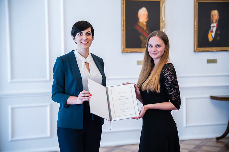 Naše Bára Kohlová vyhrála druhé místo v soutěži o Cenu F. L. Riegra s prací o poměrnosti volebního systému do Poslanecké sněmovny.